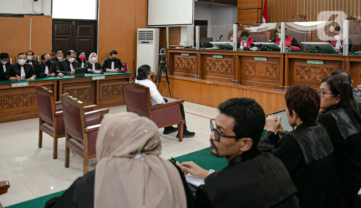Terdakwa kasus pembunuhan berencana terhadap Yosua Hutabarat atau Brigadir J, Ferdy Sambo menjalani sidang putusan di PN Jakarta Selatan, Senin (13/2/2023).  Adapun dalam kasus pembunuhan berencana Brigadir J ini, Ferdy Sambo dituntut penjara seumur hidup. (Liputan6.com/Faizal Fanani)