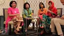 Head of Communications Commonwealth Bank Safitri Damajanti dan Founder of  Purana Nonita Respati, Mari Elka Pangestu saat paparan mengenai peran strategis womenpreneur dalam perekonomian Indonesia di Jakarta, Jumat (21/04). (Liputan6.com/Gempur Surya)