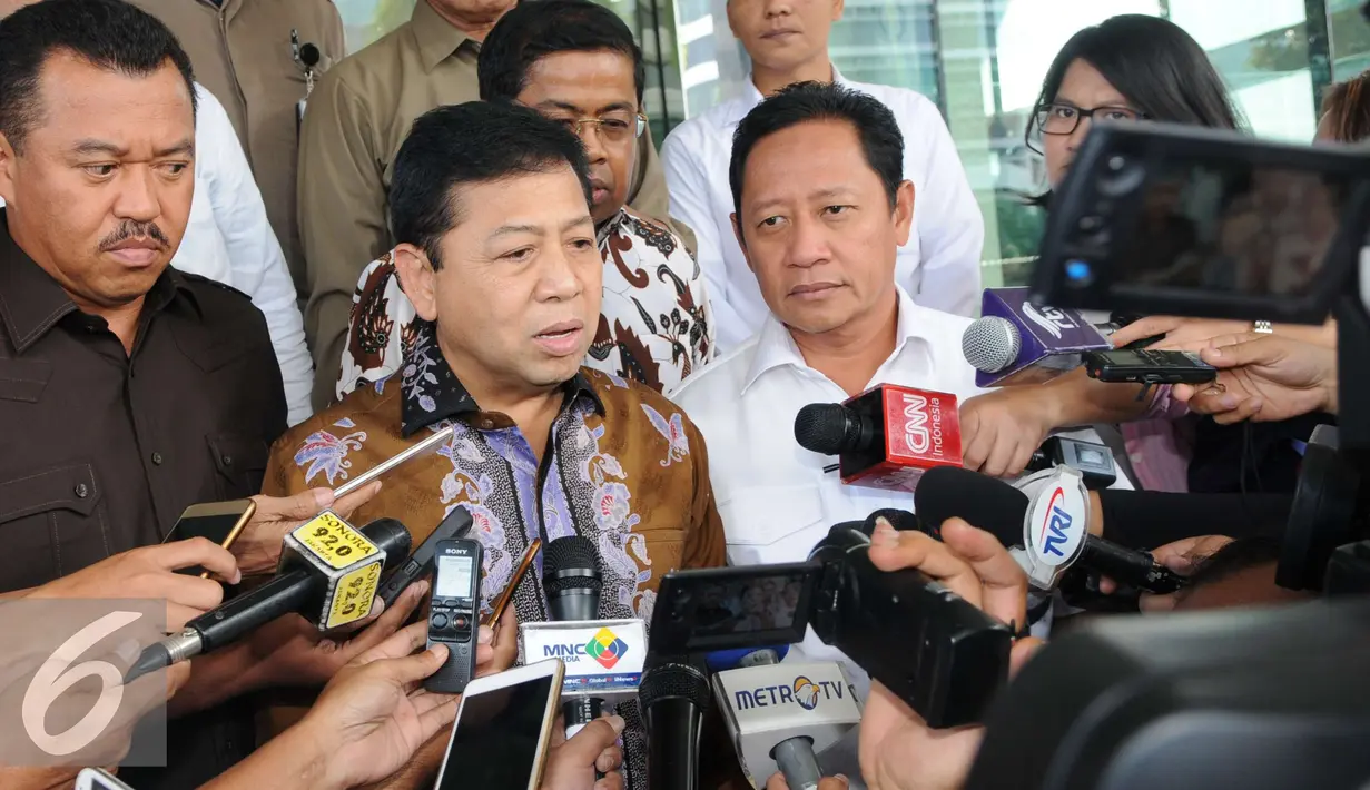 Ketua Dewan Perwakilan Rakyat Setya Novanto memberi keterangan kepada awak media usai menjalani pemeriksaan, di Gedung KPK, Jakarta, Selasa (13/12). (Liputan6.com/Helmi Affandi)