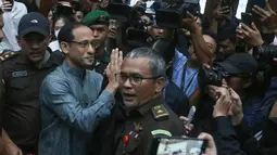 Pengadaan ini juga disebut-sebut memperkaya sejumlah pihak termasuk di antaranya Nadiem Anwar Makarim sejumlah Rp809 miliar. Tampak dalam foto, mantan Menteri Pendidikan, Kebudayaan, Riset, dan Teknologi (Mendikbudristek) Nadiem Anwar Makarim saat tiba untuk menghadiri sidang perdana kasus dugaan tindak pidana korupsi (Tipikor) terkait program digitalisasi pendidikan berupa pengadaan laptop Chromebook dan Chrome Device Management (CDM) di lingkungan Kemendikbudristek tahun 2019–2022 di Pengadilan Tipikor, Jakarta, Senin (5/1/2026). (merdeka.com/Arie Basuki)