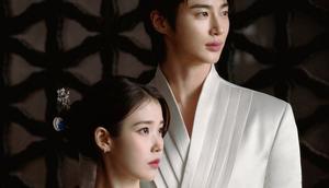 IU dan Byeon Woo Seok dalam drakor Perfect Crown. (MBC via Soompi)