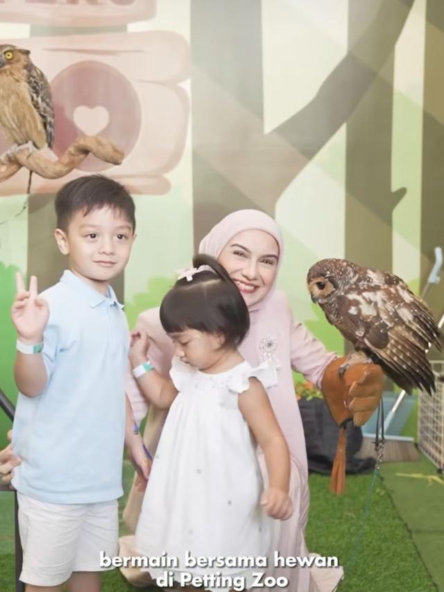 Irish Bella dan dua anaknya, Air Rumi Akbar dan Amala Putri Sabai Akbar (Instagram/@_irishbella_)