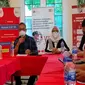 Kepala OJK Cirebon Fredly Nasution memberikan keterangan pers terkait kondisi perekonomian terkini. Foto (Liputan6.com / Panji Prayitno)