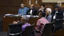 Terdakwa kasus dugaan suap proyek PLTU Riau-1 yang juga mantan Dirut PLN, Sofyan Basir (kiri) saat menjalani sidang lanjutan di Pengadilan Tipikor, Jakarta, Senin (5/8/2019). Sidang beragendakan mendengar keterangan saksi-saksi. (Liputan6.com/Helmi Fithriansyah)