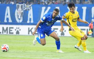 Striker Persib Bandung, Uilliam, berduel dengan pemain Semen Padang, Ripal Wahyudi, dalam laga pekan pertama BRI Super League 2025/2026 di Stadion Gelora Bandung Lautan Api (GBLA), Sabtu (9/8/2025) (Dok. Vidio Sports)