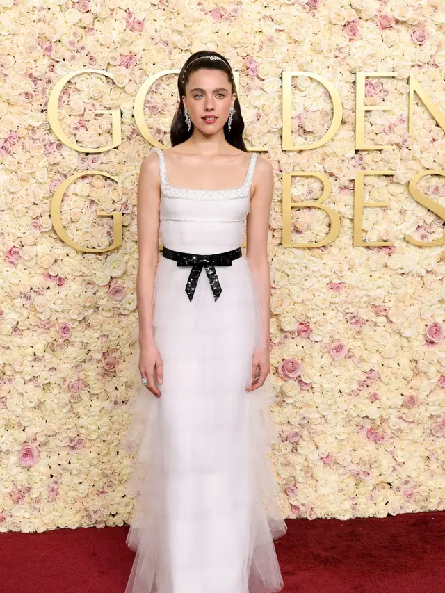 Gaya Elegan Margaret Qualley dengan Gaun Putih di Golden Globes 2025, Dibuat 400 Jam dan 7.000 Elemen Bordir