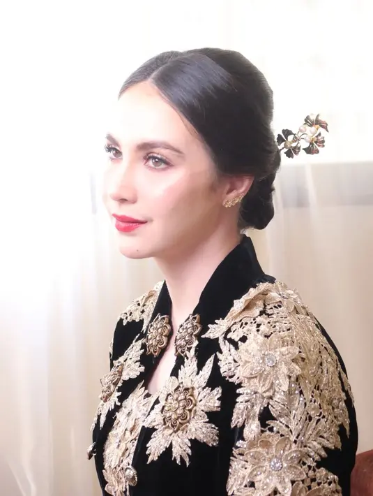 Yang lebih menarik, Arumi Bachsin menyempurnakan penampilannya di sini dengan gaya rambut sleek look. Rambutnya disanggul rendah dan diberi tusuk konde bernuansa keemasan yang serasi dengan outfitnya. [Foto: Instagram/arumibachsin_94]