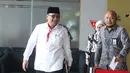 Sebagai informasi, KPK telah menetapkan Yaqut Cholil Qoumas dan Ishfah Abidal Aziz sebagai tersangka korupsi kuota haji pada 9 Januari 2026. Tampak dalam foto, tersangka kasus dugaan korupsi kuota haji, Yaqut Cholil Qoumas (kiri) bersiap menjalani pemeriksaan di Gedung Merah Putih Komisi Pemberantasan Korupsi (KPK), Jakarta, Jumat (30/1/2026). (merdeka.com/Arie Basuki)