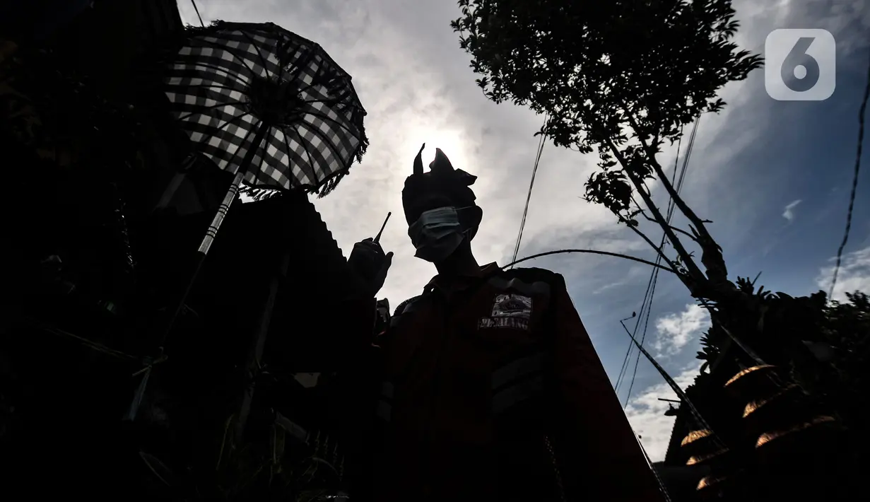 Puryanto (50) yang bertugas sebagai pecalang menjaga perayaan Hari Raya Nyepi di Kampung Bali, Harapan Jaya, Bekasi, Jawa Barat, Minggu (14/3/2021). Perayaan Hari Nyepi di Kampung Bali Bekasi berjalan khidmat meski warga di kawasan ini tidak seluruhnya umat Hindu. (merdeka.com/Iqbal S. Nugroho)