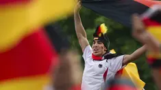 Kemenangan Der Panzer atas Perancis 1-0 disambut meriah warga Jerman di Berlin, (4/7/2014). (REUTERS/Steffi Loos)