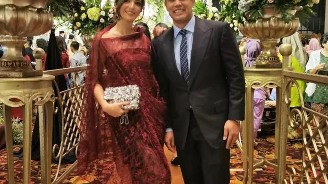 Outfit Kondangan Nia Ramadhani dengan Bahu Terbuka, Anggun Maksimal