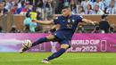 <p>Pemain Prancis, Kylian Mbappe melakukan tendangan langsung ke gawang Argentina yang membuahkan gol. (AP Photo/Manu Fernandez)</p>