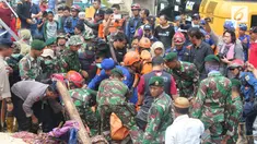 KRI Torani 680 lintas laut saat ini berada di perairan Sumur untuk mengirimkan bantuan personil dan logistik.