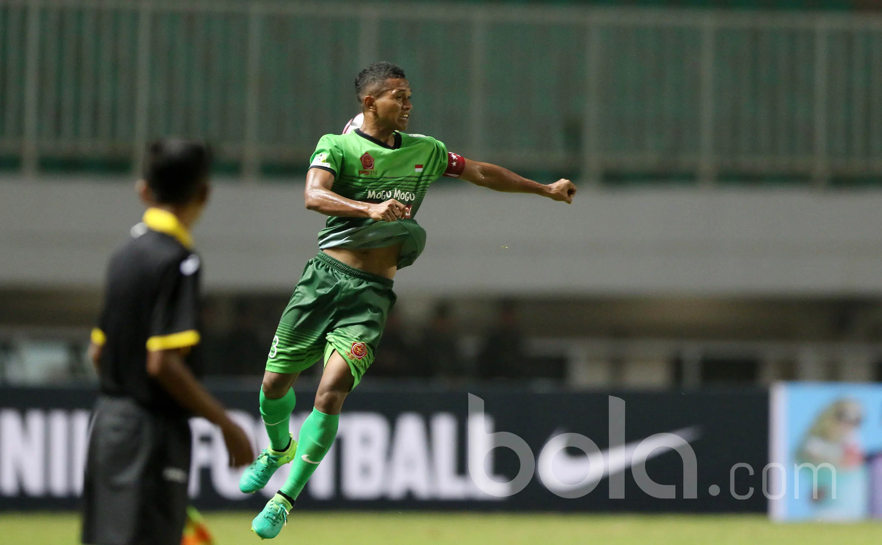 Pemain  PS TNI, Abduh Lestaluhu saat melawan PBFC pada lanjutan Liga 1 Indonesia di Stadion Pakansari, Bogor, Senin (17/4/2017). PS TNI bermain imbang 2-2 dengan PBFC. (Bola.com/Nicklas Hanoatubun)