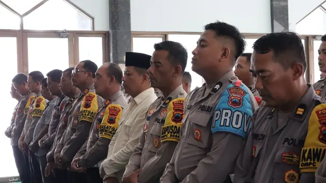 Salat gaib untuk korban kecelakaan di Tol Pemalang. (foto: Liputan6.com/Polres Pemalang)