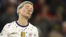 Reaksi kecewa pemain Amerika Serikat, Megan Rapinoe setelah kalah dari Swedia pada babak adu penalti saat laga 16 besar Piala Dunia Wanita 2023 di Melbourne Rectangular Stadium, Melbourne, Australia, 6 Agustus 2023. (AP Photo/Hamish Blair)