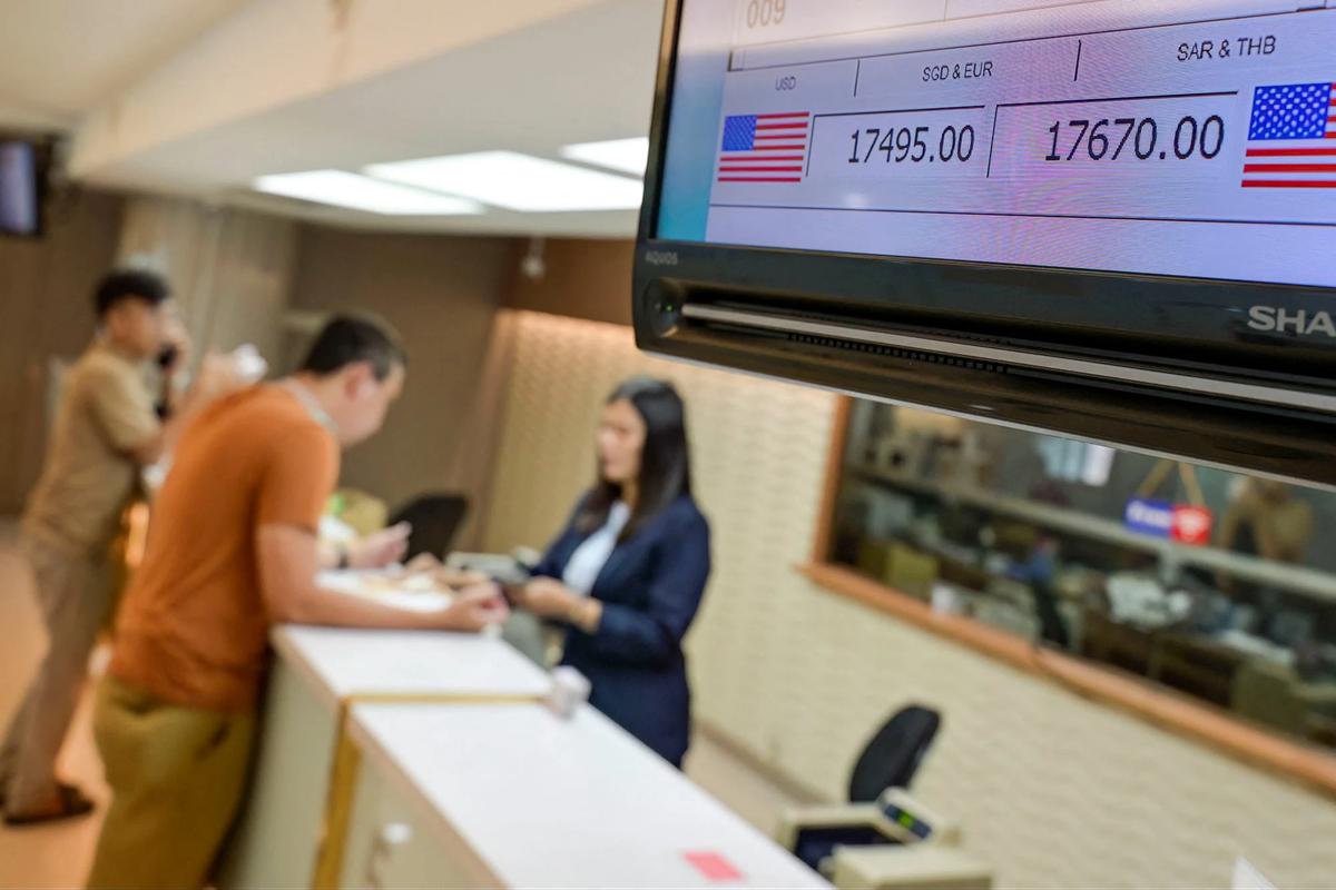FOTO: Rupiah Tembus Rp17.500 per Dolar AS