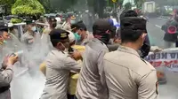 Kericuhan mewarnai aksi mahasiswa yang kembali berdemonstrasi menuntut  Ketua DPRD Kota Bekasi dicopot. (Liputan6.com/Bam Sinulingga),