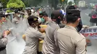 Mahasiswa Kembali Demo Tuntut Ketua DPRD Kota Bekasi Dicopot, Berakhir Ricuh
