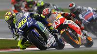 Rider Yamaha, Valentino Rossi bersaing dengan Marc Marquez dari Honda (Reuters)