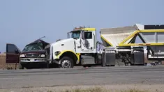 Sebuah truk yang menabrak mobil SUV di Holtville, California (2/3/2021). Pihak berwenang mengatakan sebuah truk semi menabrak sebuah SUV yang membawa 25 orang di jalan raya California Selatan, menewaskan sedikitnya 13 orang. (AP Photo/Gregory Bull)