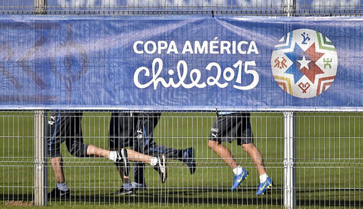 Kaki para pesepakbola Uruguay saat berlatih di Antofagasta, Cile. (AFP/Yuri Cortez)