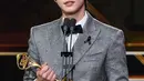 Ahn Hyo Seop tampil gagah dengan setelan jas dan celana panjang abu-abu. Penampilannya semakin gentleman dengan kemeja putih dan dasi kupu-kupu hitam. [Foto: Instagram/sbsdrama.official]
