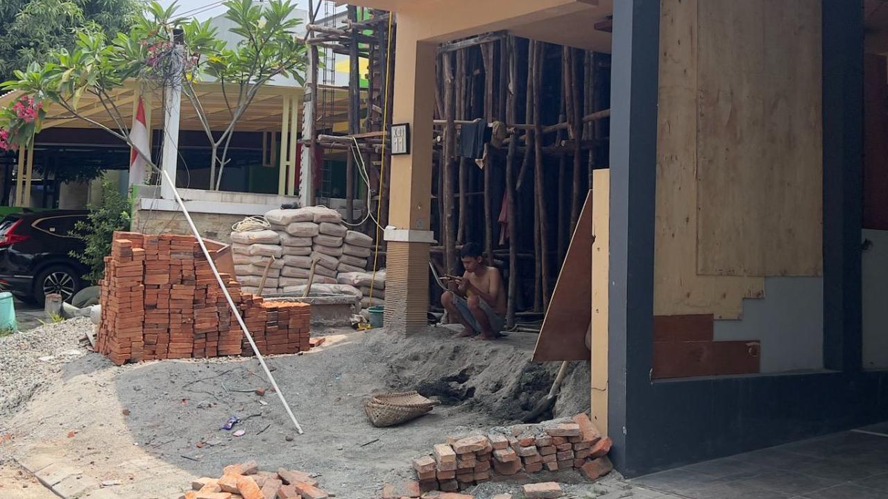 Tak jauh dari pintu gerbang utama dan satu-satunya akses keluar masuk rumah keluarga Aritonang berada. Tepatnya pada sisi kiri setelah pintu gerbang utama perumahan.<br>
