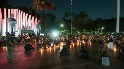 Massa dari berbagai elemen masyarakat menggelar aksi solidaritas dan doa bersama untuk korban kebakaran hutan dan lahan (karhutla) di Tugu Proklamasi, Jakarta, Senin malam (19/10/2026). Aksi ini menjadi bentuk kepedulian terhadap dampak karhutla sekaligus ajakan untuk meningkatkan kesadaran masyarakat dalam menjaga kelestarian alam dan lingkungan. Doa bersama tersebut juga menjadi momentum untuk saling menguatkan serta berharap pemulihan bagi wilayah dan masyarakat terdampak. (KLY/Budy Santoso)