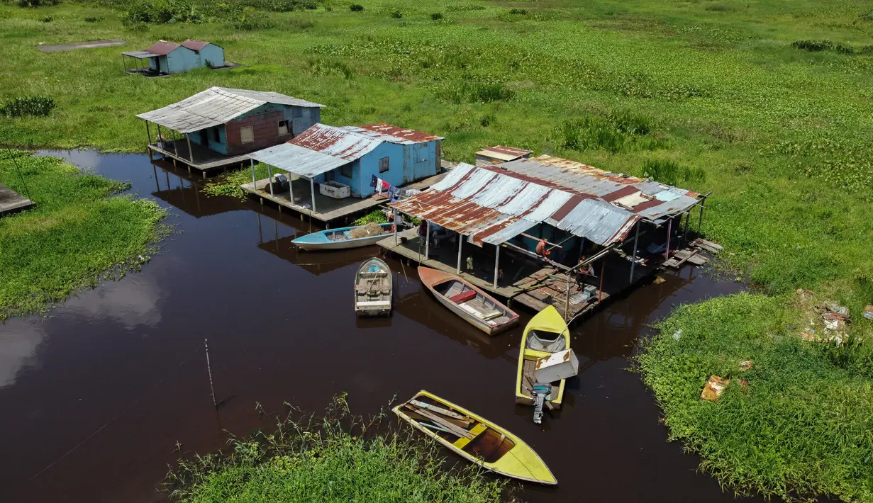 Pemandangan udara rumah panggung di Congo Mirador, negara bagian Zulia, Venezuela, pada 6 September 2021. Kehidupan indah di Congo Mirador, sebuah desa rumah panggung yang tampak mengapung di perairan laguna di Zulia (barat), tenggelam dalam lumpur dan gulma. (Federico PARRA/AFP)
