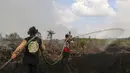 Petugas pemadam kebakaran  memadamkan kebakaran hutan pada lahan gambut seluas lebih dari 100 hektar) di Pulang Pisau, Provinsi Kalimantan Tengah, Indonesia, Jumat, 31 Juli 2026.  (AFP/ Reina)