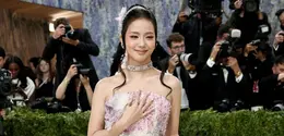 Untuk momen perdananya, Jisoo BLACKPINK mempercayakan tampilannya pada rumah mode Dior. [@jisoo_regal].