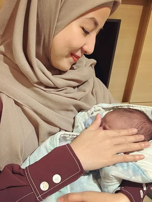 Ikut bahagia atas kelahiran anak Vebby Palwinta, Natasha Rizky momong Baby Omar seperti anaknya sendiri. Wajah Baby Omar belum diungkap ke publik, Natasha Rizky tutup wajah anak sahabatnya itu. Bagikan momen bahagia kelahiran anak kedua Vebby Palwinta di Instagram, warganet hingga kerabat selebriti seperti Nina Zatulini dan Ryana Dea turut ucapkan selamat di kolom komentar. (Liputan6.com/IG/@natasharizkynew)