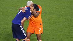 Shanice Van De Sanden (kanan) memeluk Saki Kumagai, setelah Belanda berhasil menang secara dramatis dengan skor 2-1 atas Jepang di Roazhon Park, Rennes pada babak 16 besar Piala Dunia Wanita 2019. ( AP/Francois Mori )