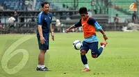 Didampingi Aji Santoso (Tim Pelatih Timnas Indonesia U23) Andik Vermansyah berlatih melakukan tendangan first time saat latihan di Stadion GBK Jakarta pada 3 Des 2013 (Liputan6.com/Helmi Fithriansyah)