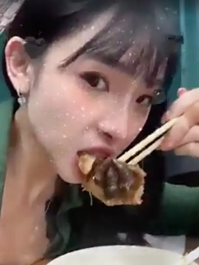 'Godzilla Ramen' terbuat dari kaki buaya rebus.