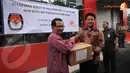 Husni Kamil Manik menyerahkan surat suara Pemilu 2014 untuk PPLN kepada M wahid Supriyadi (Ketua Pokja PPLN) di Jakarta (Liputan6.com/Helmi Fithriansyah)