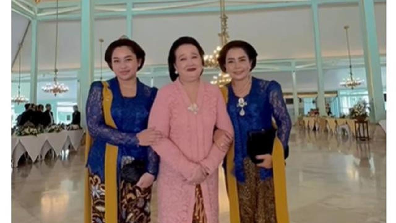 6 Potret Mayangsari dan Khirani Trihatmodjo Kompak Pakai Kebaya Biru di Acara Solo
