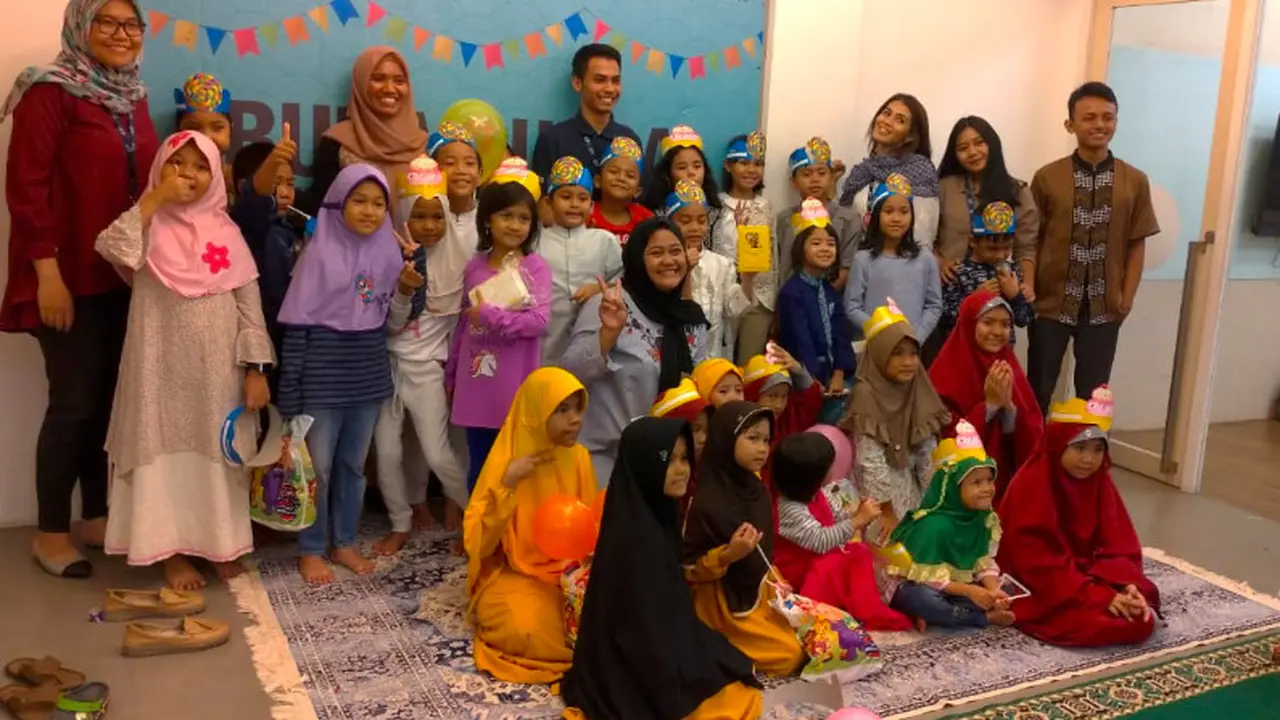 Jelang Lebaran, EF Berbagi Kebahagiaan di Panti Asuhan dan Panti Jompo
