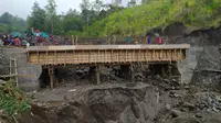 Pembangunan jembatan dalam program TMMD ke-111 di Karangasem Bali, yang menghubungkan dua desa terpencil (Liputan6.com / Dewi Divianta)