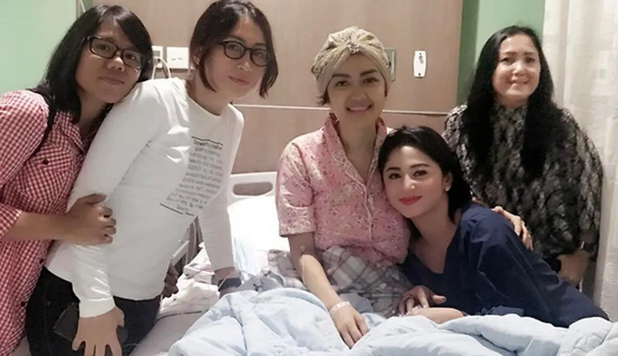 "Tapi buat saya, itu hanya prediksi diagnosa kedokteran. Saya mau berjuang hidup, masih pengin berjuang untuk hidup," ujar Julia Perez dengan nada lemah pada Bintang.com. (dok. Instagram)