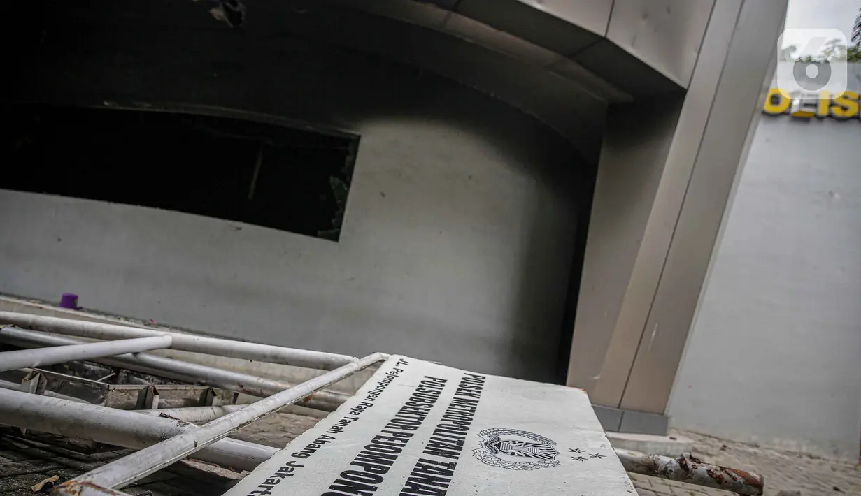 Kondisi Pos Polisi Subsektor Pejompongan pasca dibakar pihak tak dikenal usai aksi berujung ricuh di depan Gedung DPR/MPR RI, Jakarta, Selasa (12/4/2022). Pospol tersebut dibakar tepat setelah ada bentrokan yang melibatkan pihak kepolisian di sekitar lokasi kejadian. (Liputan6.com/Faizal Fanani)