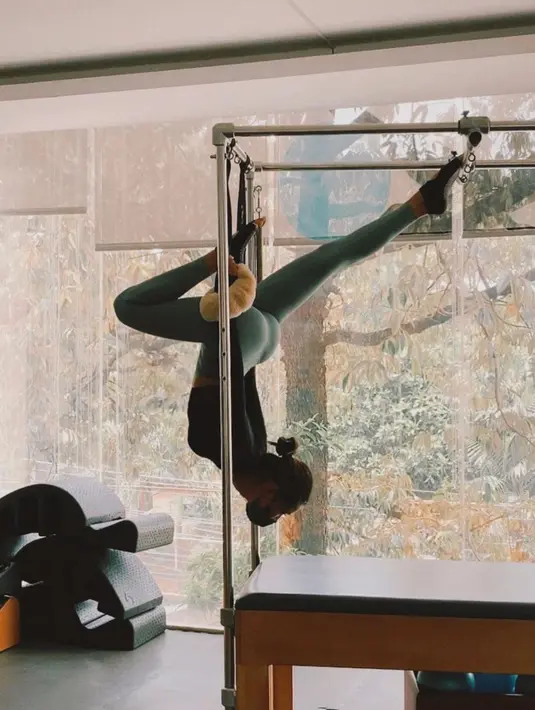 Pilates memang menjadi workout favorit para selebriti Tanah Air. Tidak hanya bertujuan untuk mendapatkan berat badan ideal, pilates juga melatih kekuatan sekaligus kelenturan otot-otot inti pada tubuh. (Liputan6.com/IG/@alyssadaguise)