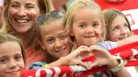 Salam hangat penuh cinta dari suporter cilik Polandia saat menyaksikan laga timnya melawan Portugal di Stade Velodrome, Marseille, (30/6/2016). (AFP/Anne-Christine Poujoulat)