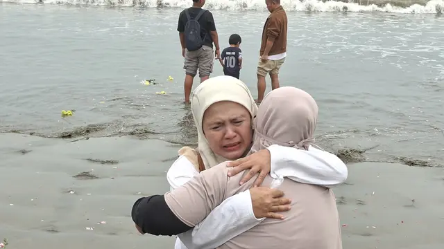 Tangis keluarga saat prosesi tabur bunga untuk jurnalis dan kru kapal hilang kontak