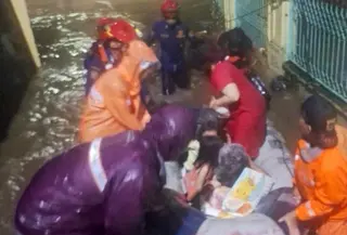 Sejumlah operasi penyelamatan banjir dilakukan di kawasan Cibubur, Ciracas, hingga Pasar Rebo, Jakarta Timur, saat momen Lebaran. (Foto: Antara)