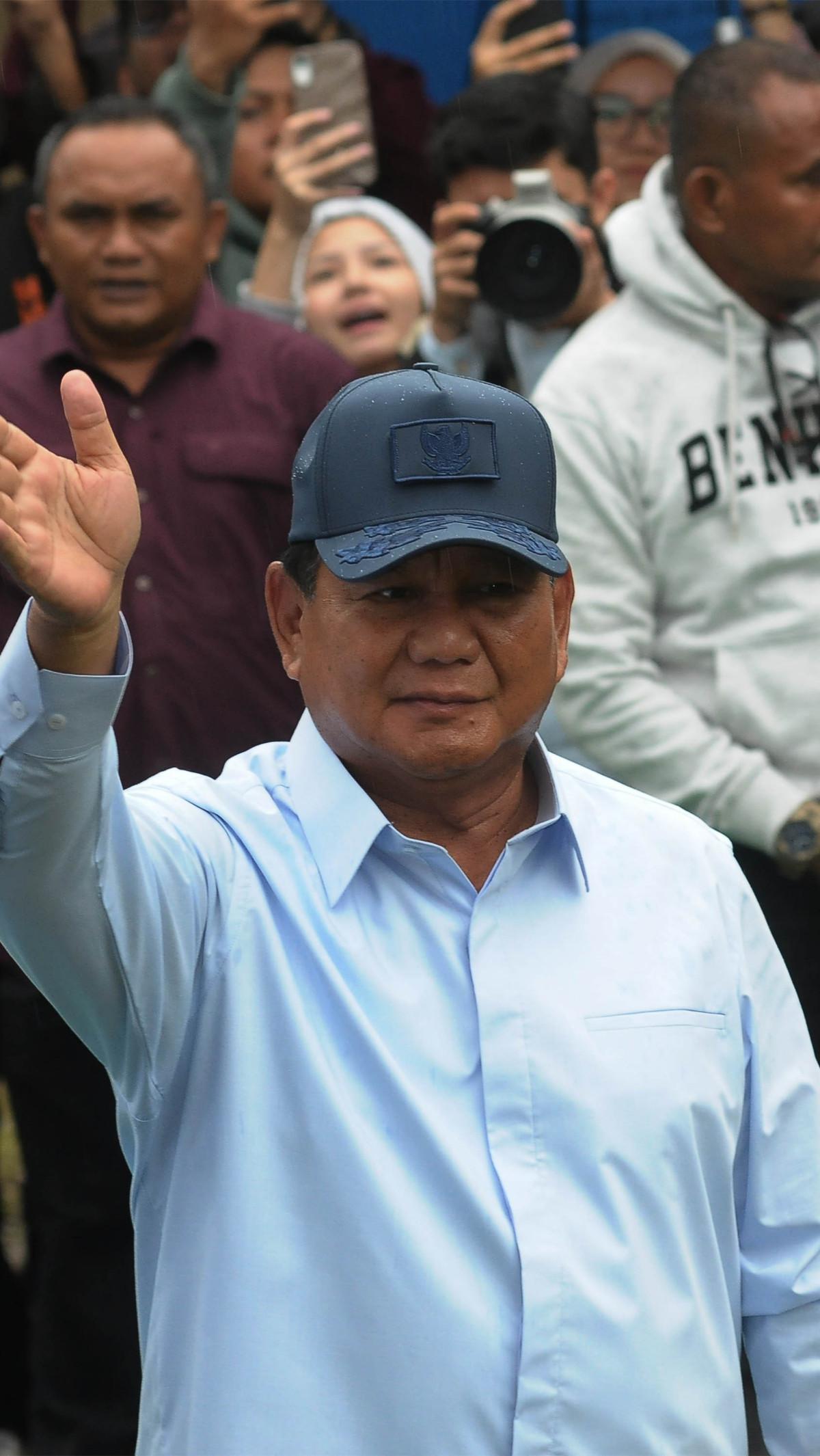 Lambaian tangan Prabowo juga terlihat sebagai bentuk respon kepada warga yang menyapa. Foto: Merdeka.com / Imam Buhori