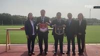 Para pimpinan PSSI dan Japan Football Association (JFA) berfoto bersama setelah prosesi penandatanganan kerja sama dilakukan, Senin (22/5/2023) (tangkapan layar dari PSSI TV)