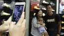 Pemain Timnas Indonesia, Irfan Bachdim, foto bersama fans saat menghadiri Launching toko Fisik Football di AEON Mall, Jakarta, Sabtu (30/9/2017). Fisik Football menjual berbagai macam perlengkapan sepak bola. (Bola.com/M Iqbal Ichsan)