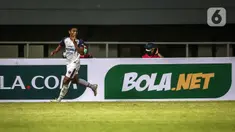 Penyerang Persita Tangerang A. Nur Hardianto melakukan selebrasi usai mencetak gol ke gawang Persipura Jayapura pada pertandingan BRI Liga 1 2021/2022 di Stadion Pakansari, Bogor, Jawa Barat, Sabtu (28/8/2021). Persita mengalahkan Persipura 2-1. (Bola.com/Bagaskara Lazuardi)